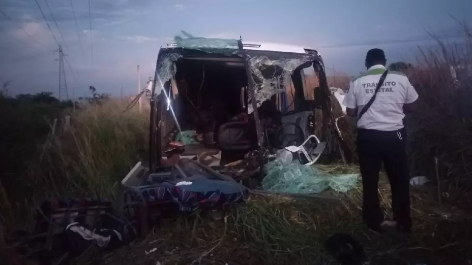 Accidente de autobús en la Acapulco-Zihuatanejo hoy 23 de diciembre; reportan 2 muertos y 45 lesionados.jpg