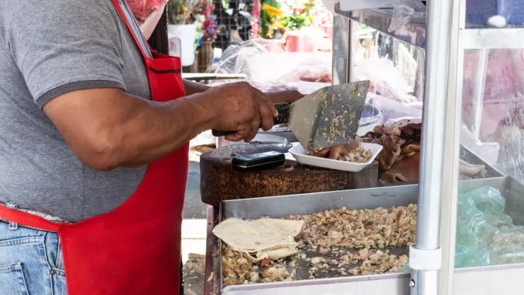 puesto callejero de carnitas