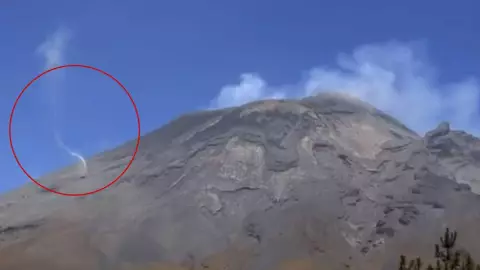 captan remolino en el volcan popocatepetl