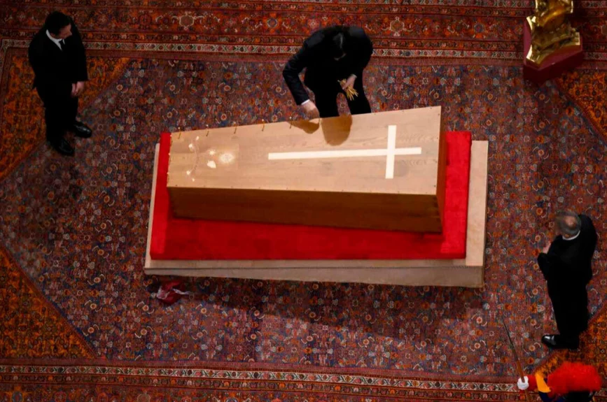 Al cierre del féretro del Papa Francisco asistieron al rito autoridades eclesiásticas, familiares y colaboradores cercanos.