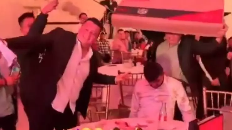 VIDEO_ Se gana televisión en la posada del trabajo pero no se enteró por estar borracho