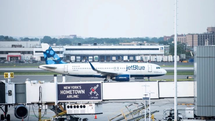 avión_jet_blue_estacionado_aeropuerto_nueva_york