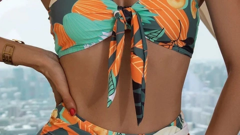 Los bikinis con escote halter y estampados llamativos aumentan el volumen en la parte superior