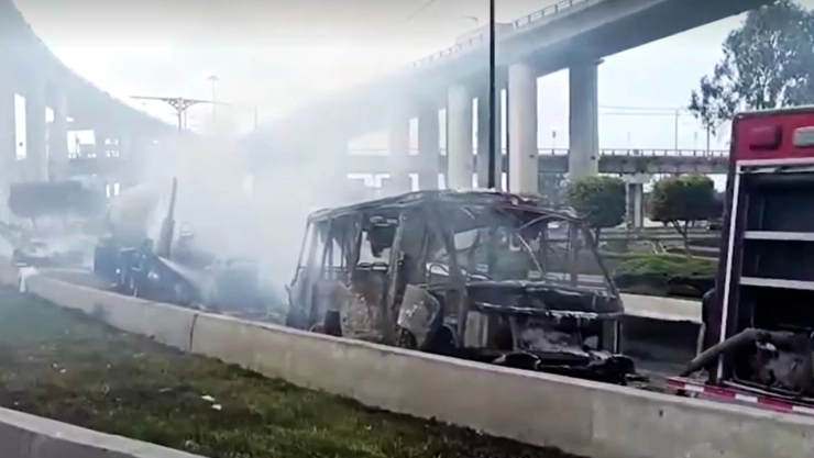 Explosión de pipa en Iztapalapa_ Mujer busca a su familiar; es conductor de microbús.