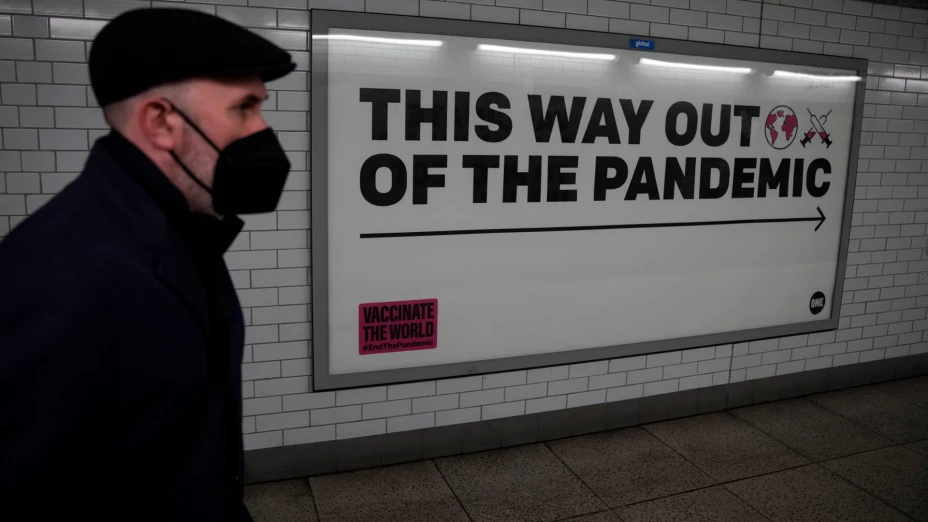 Hombre con cubreboca en estación de tren en Londres.