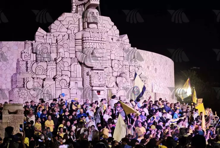 Aficionados del América celebran el Tricampeonato en el Monumento a la Patria