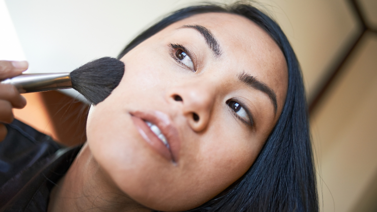 /estilo-de-vida/usar-base-liquida-en-polvo-juntas-maquillaje