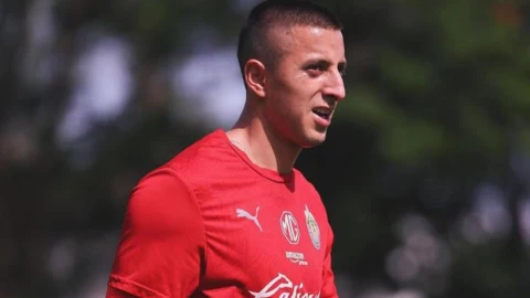 Roberto Alvarado podría salir de Chivas en este mercado