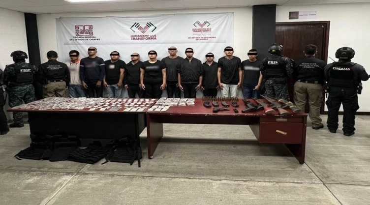 Autoridades capturaron a 12 presuntos miembros del CJNG en Chiapas; les aseguraron armas, equipo táctico y 150 dosis de droga durante un operativo.