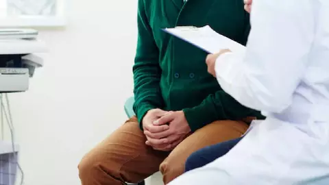 Fue al doctor por dolor en un testículo y hallan parásitos su escroto