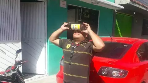 Hombre observa eclipse solar con envase de cerveza.jpg