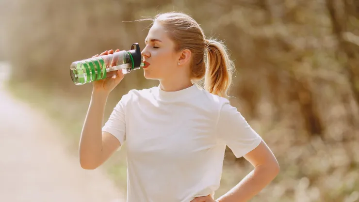 ¿Qué bebida hidrata más que el agua, según estudio? Descúbrelo aquí