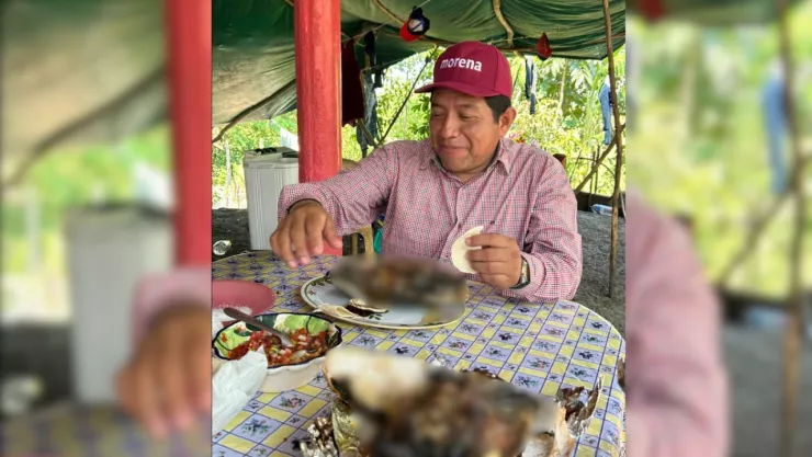 Acusan a Antonio Silván, dirigente de Morena, de comerse una tortuga “guao” en Tabasco