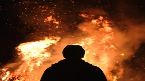 Hombre quema a su novia en Peru