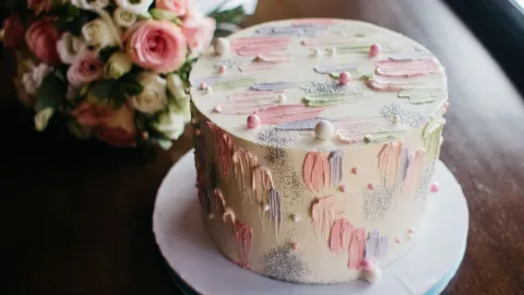 49 ideas de pastel de bodas que puedes tomar como inspiración: desde sencillos hasta muy elaborados.