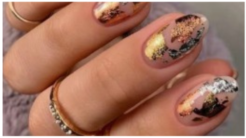 uñas almendradas rojo oro y plata