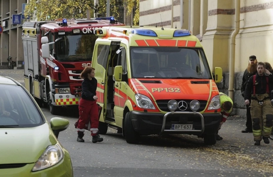 Trabajadores de emergencia frente a la escuela vocacional Myllytulli en Oulu, norte de Finlandia