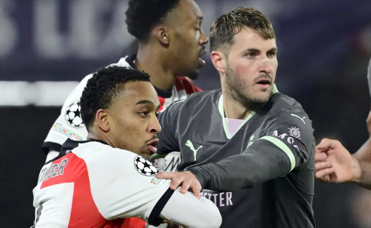 Santiago Gimenez ante el Feyenoord