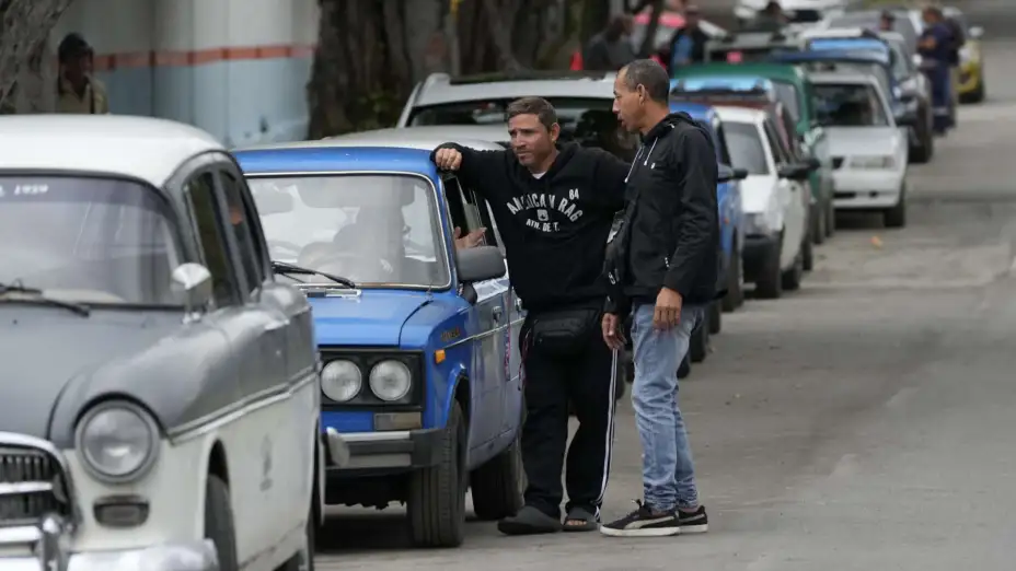 Espera de conductores para cargar gasolina en La Habana, Cuba.
