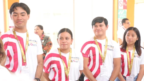 Entregan Distintivos de Excelencia en el Servicio a dependencias estatales en Quintana Roo; estas la recibieron.webp