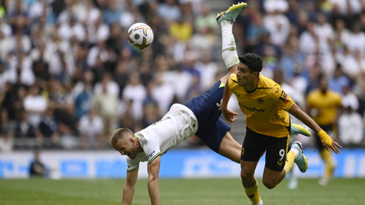 Raúl Jiménez en el partido entre Tottenham y Wolves