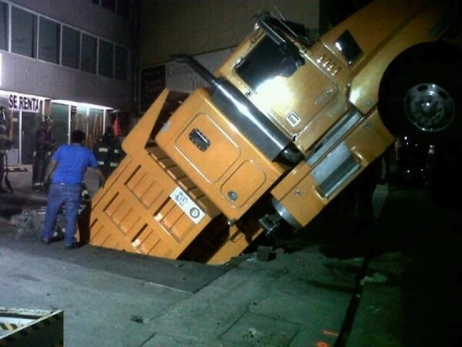 Un camión que transportaba 15 toneladas de asfalto se hundió sobre el techo de un estacionamiento en Av. Universidad