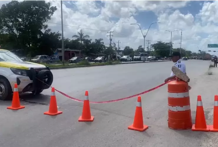 Tráfico hoy en Cancún 24 de octubre; realizan bloqueo en avenida López Portillo y carretera 180.jpg