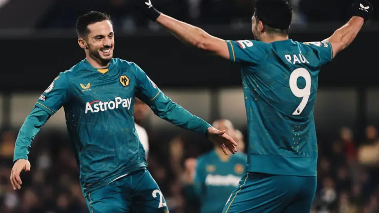 Raúl Jiménez celebra con Pablo Sarabia