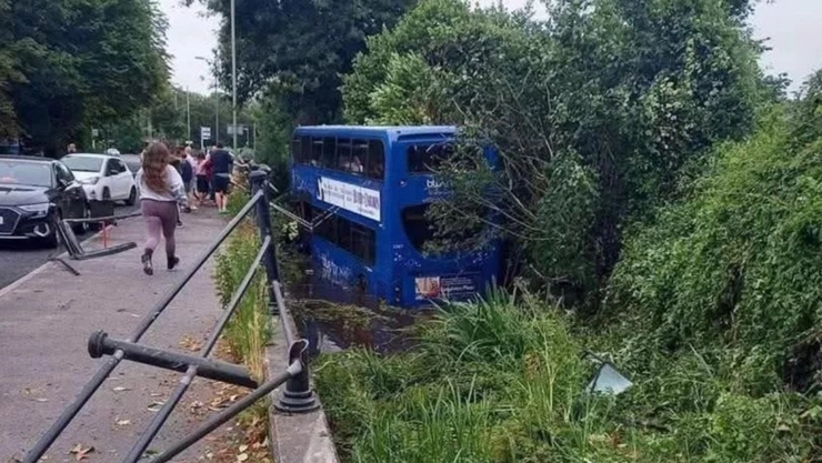 Autobús accidentado con estudiantes a bordo en Inglaterra.jpg