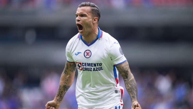 Christian Tab&oacute; celebra un gol con Cruz Azul