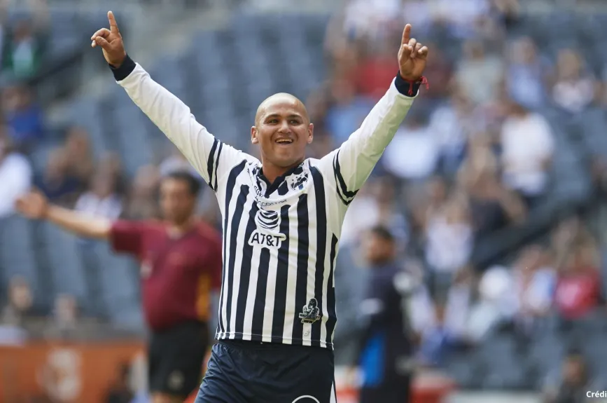5 futbolistas chilenos méxico chupete suazo.jpg