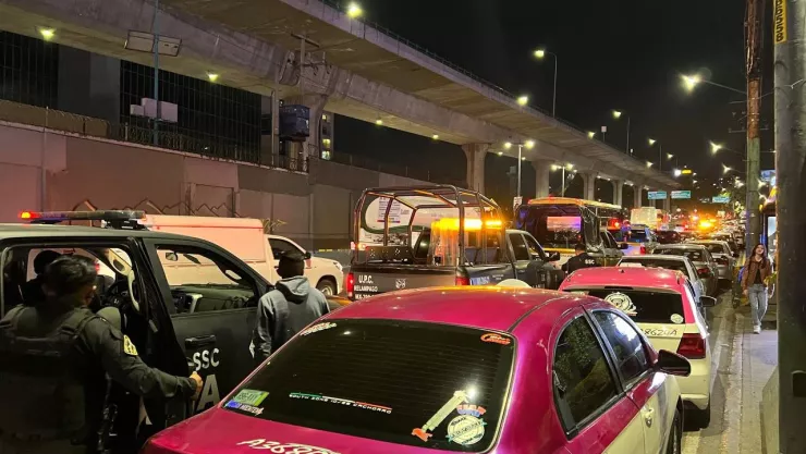 Caos en Periférico Sur; Manifestantes cierran el paso de la línea 1 del Metrobús