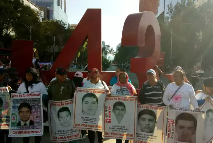 Marcha Ayotzinapa a 44 meses
