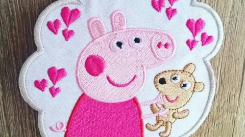Coloca parches de tela de Peppa Pig en tus estuches para personalizarlos