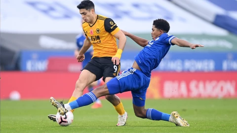 Raúl Jiménez ante el Leicester City