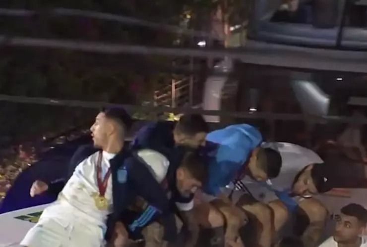 Selección de Argentina cerca de sufrir accidente en su festejo
