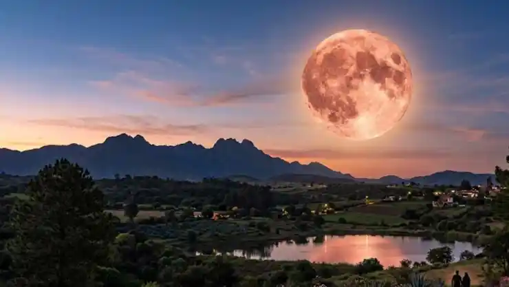Alineación de planetas y Luna de Fresa