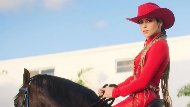 Shakira estrena “El Jefe” junto a Fuerza Regida
