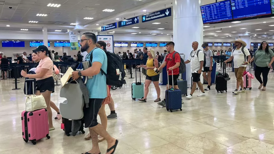 turistas arriban al caribe mexicano tras huracán beryl