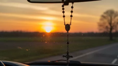 Conducir con rosarios colgados podría derivar en sanciones y revisiones migratorias en EE. UU.