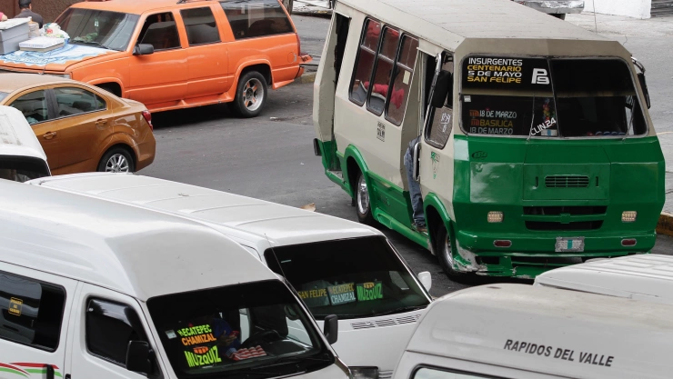 Transportistas protestan afuera de la Semovi en la CDMX