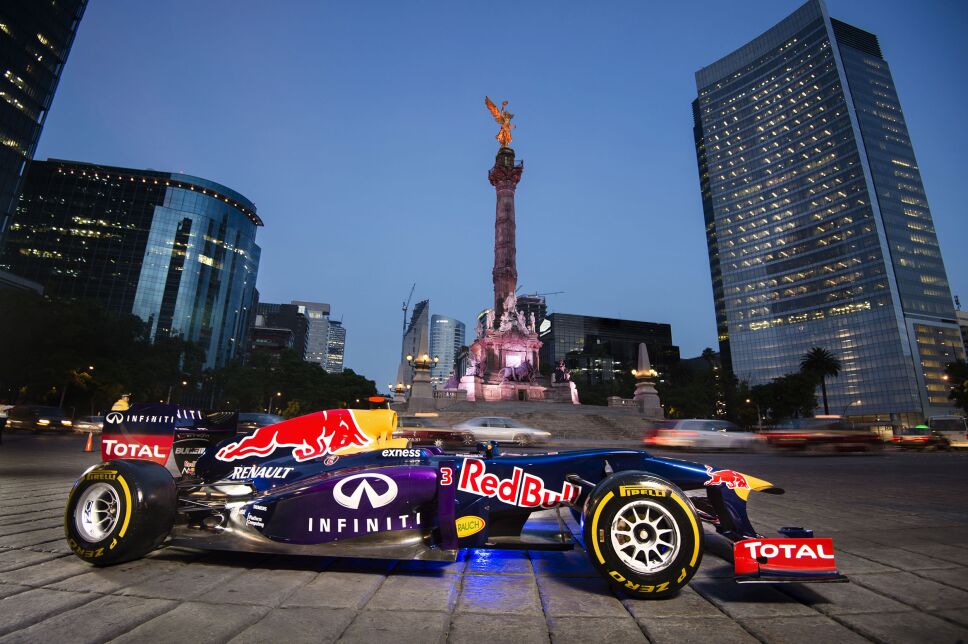 ‘Checo’ Pérez dará exhibición en su Red Bull por Paseo de la Reforma