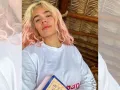 Karol G con un libro.jpg