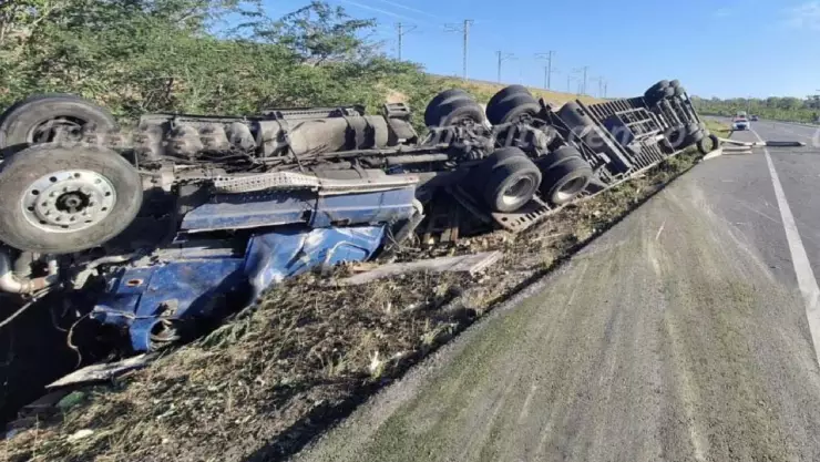 Volcadura de tráiler en la vía Chancah - Uh May: Autoridades atienden el incidente en Felipe Carrillo Puerto