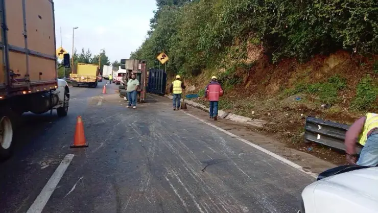 ¡CUIDADO! Cierre en autopista de Veracruz por volcadura de tractocamión
