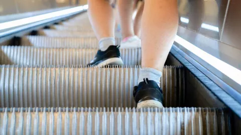 A joven se le queda tenis atorado en escaleras eléctricas de Metro CDMX