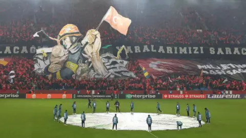 VIDEO Homenajean a Proteo, el perro rescatista en partido de fútbol