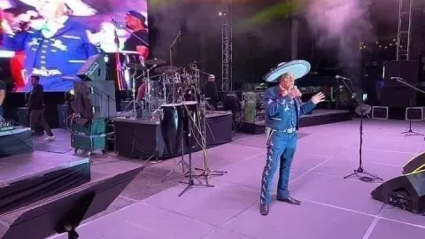 Abuelito canta sin público en Zacatecas; internet hace su magia
