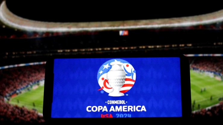 Logo de la Copa América 2024 colocado en una pantalla frente a un estadio