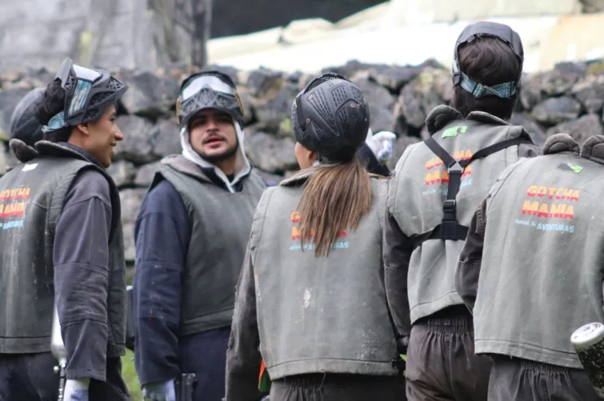 Con los equipos formados y listos, la batalla comenzó. Cada movimiento se convirtió en una pieza clave de una estrategia más grande, donde la comunicación y la cooperación se destacaron como elementos fundamentales.